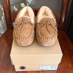 Brand new UGG Dakota Chestnut Suede Moccasin Slippers size kids 5 or adult 7
